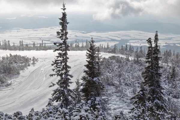 Skibaan op bergtop met uitzicht op het dal. — Stockfoto
