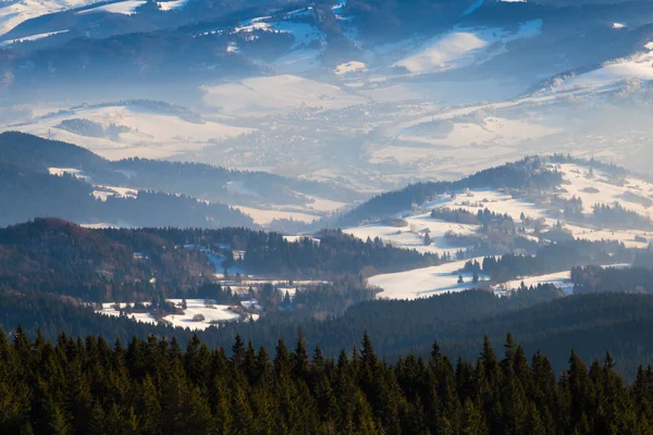冬季山地景观。 Ski度假胜地Kubinska Hola；斯洛伐克. — 图库照片