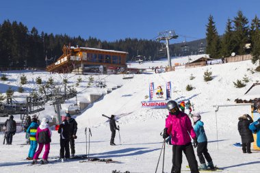  Kayak parkı Kubinska Hola. Slovakya. İnsanlar ve kayaklar