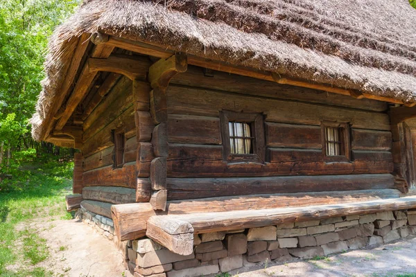 Ukrainisches altes hölzernes Bauernhaus mit Strohdach in Fores — Stockfoto