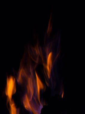 parıltı alev siyah arka plan üzerine