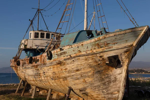 Παλιό εγκαταλελειμμένο αλιευτικό σκάφος — Φωτογραφία Αρχείου
