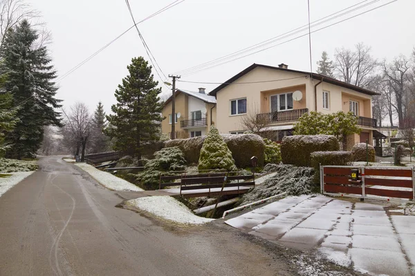Moderne Straße in Berg smrečany Dorf. Liptau. Westen — Stockfoto