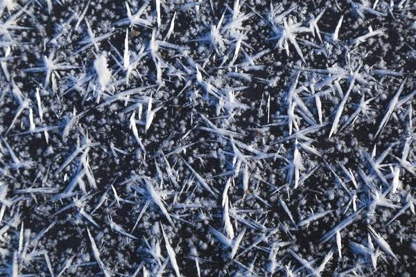 Cristalli macro di ghiaccio bianco su ghiaccio scuro — Foto Stock