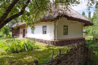 Ukrayna eski çiftlik evi