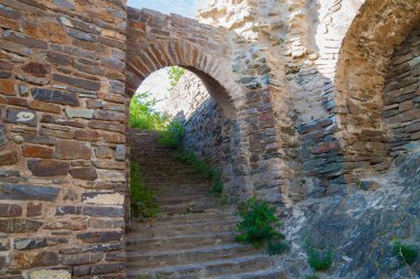 Eski kalenin harabelerine giriş