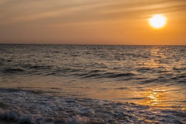 günbatımı okyanus.