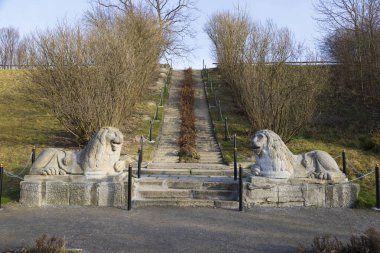 İki taş aslan. Antik Olesko kalesindeki peyzaj parkı. Ukrain