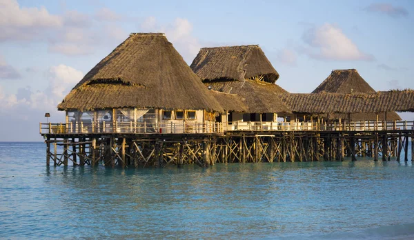 Playa Resort Por Mañana Turquesa Océano Bungalow Agua Contra Cielo — Foto de Stock