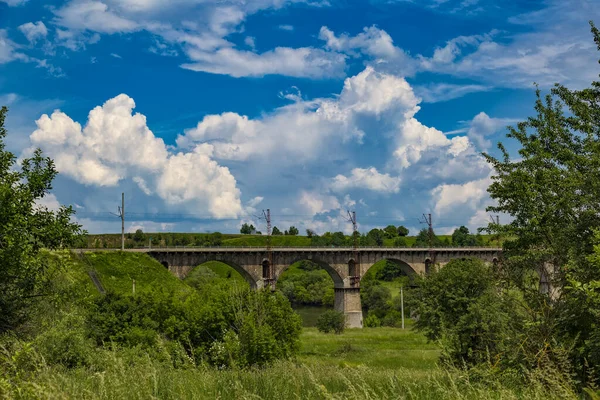 Pintoresco Puente Ferrocarril Arqueado Antiguo Través Del Río Sluch Fondo — Foto de Stock