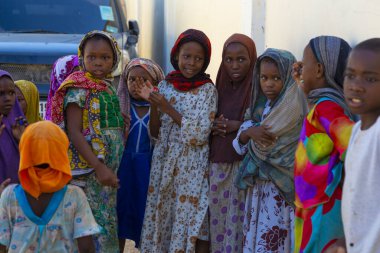 15.02.2019 Kendwa Köyü, Zanzibar Adası, Tanzanya. Afrika. Yerel bir Afrika köyünde, renkli geleneksel giysiler içinde kimliği belirsiz Afrikalı çocuklardan oluşan bir grup..