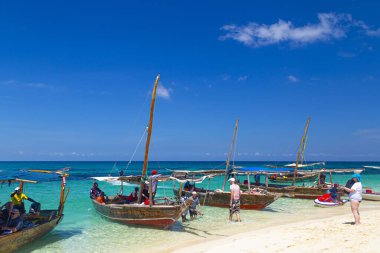 Nakupenda (Kaybolan) adası. Turkuaz okyanus ve turistlerle dolu ulusal ahşap tekneler. Zanzibar. Tanzanya 'da. Turistler için deniz turu. Turizm, macera, plaj tatili