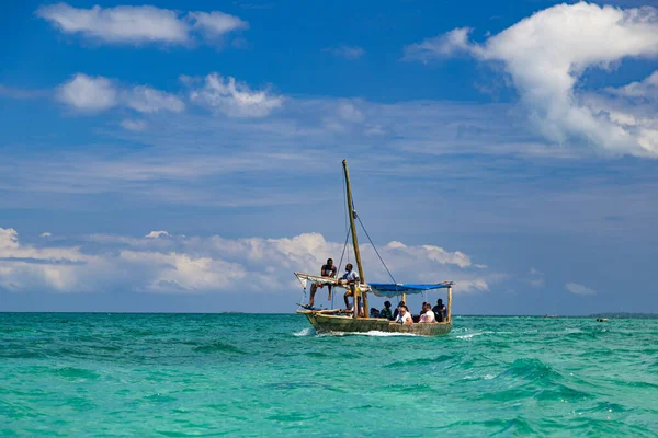 2019 Isla Zanzíbar Tanzania Africa Los Turistas Viajan Barco Nacional —  Fotos de Stock