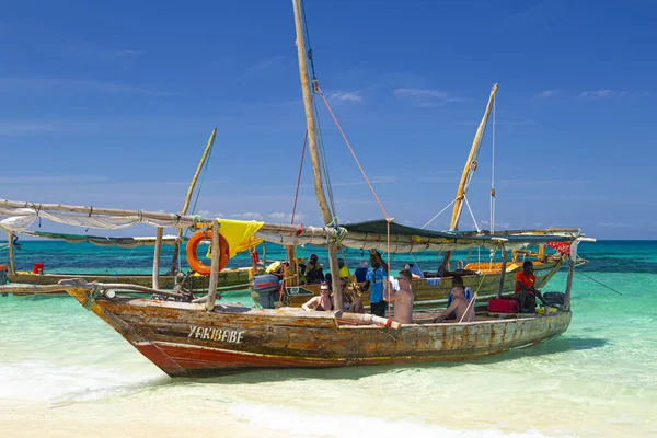 Isla Nakupenda Desaparecida Océano Turquesa Barcos Nacionales Madera Con Turistas — Foto de Stock