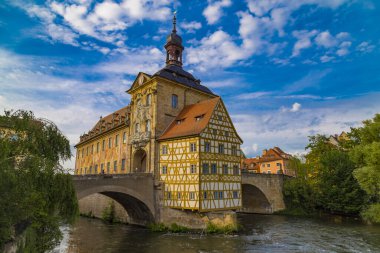 Bamberg 'in eski belediye binasının manzarası. Almanya. UNESCO Dünya Mirası Alanı. Ortaçağ Avrupa mimarisi. Dünya Turizmi
