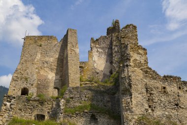 Mavi bulutlu gökyüzü arka plan dışında antik kale Likava doğal kalıntıları. Liptov bölgesi. Slovakya. Turistik cazibe, turizm hedef