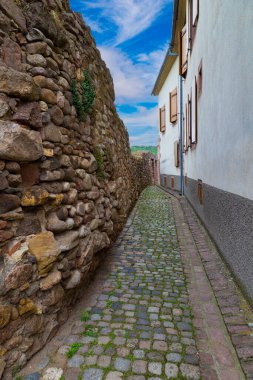 Kale duvarı ve şarap üretim bölgesi olan Alsace Şarap Yolu 'ndaki antik küçük şarap kasabası Kientzheim. Fransa. Yazın ortaçağ merkezinin dar sokakları. Turizm merkezi, turizm merkezi