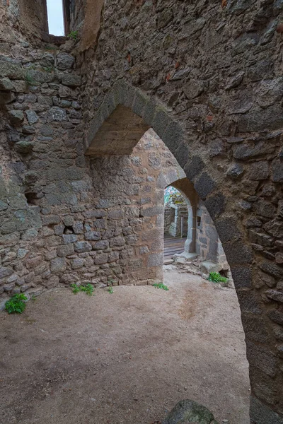 Ortaçağ Şatosu Ortenbourg Harabeleri Içinde Boş Pencereleri Boşlukları Olan Duvarlar — Stok fotoğraf