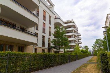 Frankfurt am Main City, Almanya, Gallus bölgesi, Gallusviertel: yeni Avrupa yerleşim bölgesi: evler, peyzaj, modern tasarım. Frankfurt 'ta yeni binalar, Almanya' nın iş başkenti. Modern şehir planlaması, şehir mimarisi