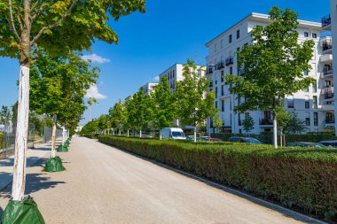 Frankfurt am Main City, Almanya, Gallus bölgesi, Gallusviertel: yeni Avrupa yerleşim yerleri: modern evler, yüksek binalar, kentsel peyzaj, manzara tasarımı. Frankfurt 'ta yeni binalar, Almanya' nın iş başkenti. Modern olarak