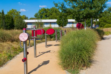 Şehir parkında modern sokak egzersiz makineleri. Frankfurt ben ana şehirim. Almanya.