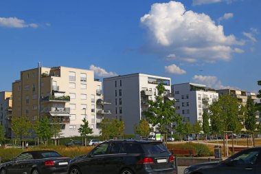 Frankfurt am Main City, Almanya, Gallus bölgesi, Gallusviertel: yeni Avrupa yerleşim bölgesi: evler, peyzaj, modern tasarım. Frankfurt 'ta yeni binalar, Almanya' nın iş başkenti. Modern şehir planlaması, şehir mimarisi