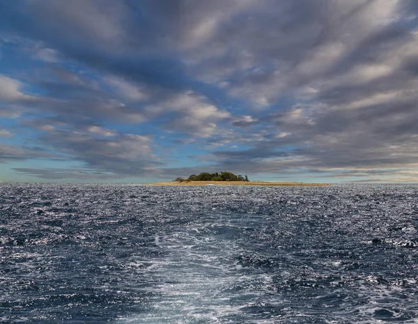 Paesaggio Marino Con Piccola Isola Isolata Nell Oceano Sullo Sfondo — Foto Stock