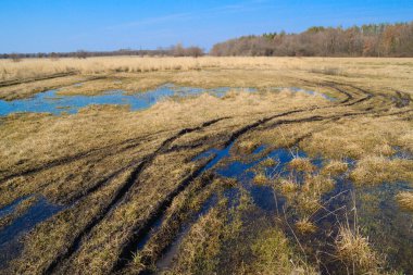 Baharın başlarında manzara çayırları sular altında bıraktı. Su birikintilerine yansıyan beyaz bulutlar. Baharda güneşli bir günde güzel bir bozkır. Orman bozkır bölgesi. Ukrayna.