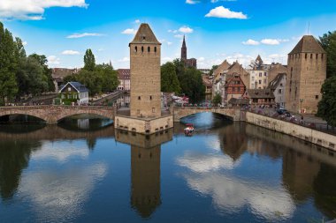 Strasbourg şehrinin tarihi merkezi, Grande le, Büyük Ada. Fransa. Ponts Couverts manzarası. Dünya Mirası Alanı. Ünlü turizm, seyahat, turizm
