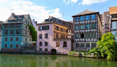Strasbourg şehrinin tarihi merkezi, Grande le, Büyük Ada. Fransa. Ponts Couverts manzarası. Dünya Mirası Alanı. Ünlü turizm, seyahat, turizm