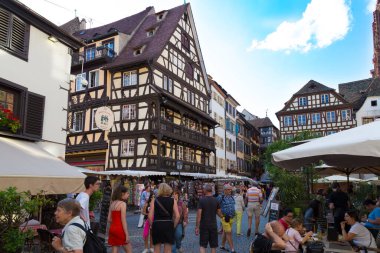 14.08.2019 Strasbourg şehri. Alsace. Fransa. Eski ortaçağ şehrinin caddesi dünyanın dört bir yanından gelen turistlerle doludur. Ünlü turizm, seyahat, turizm
