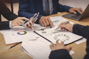 Yeni iş adamları iş planlaması için toplanıyor.