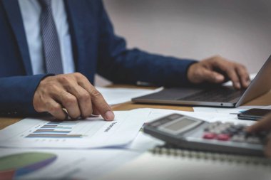 Yeni nesil iş adamları çalışıyor.