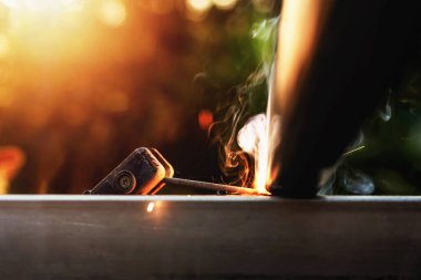 Kaynakçılar inşaat halindeki bina yapısını bağlar.