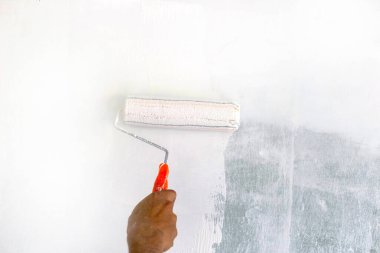 Ressam bir kürk rulo ile duvarı boyar, bir arka plan, bir arka plan 