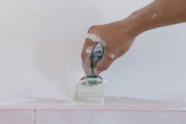 Renk boyası için fırça Duvardaki beton tavan arası biçimi