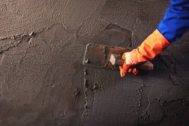 Sıva araçları, ev geliştirme, kalite kavramları ile endüstriyel duvar arkaplanı oluşturmak için beton sıva