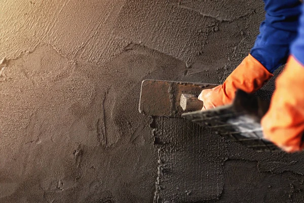 Sıva araçları, ev geliştirme, kalite kavramları ile endüstriyel duvar arkaplanı oluşturmak için beton sıva