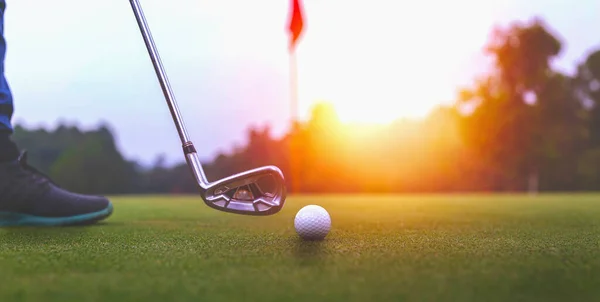 Golf Topları Golf Sopası Yeşil Çimlerin Üzerinde Parlak Güneş Işığı — Stok fotoğraf