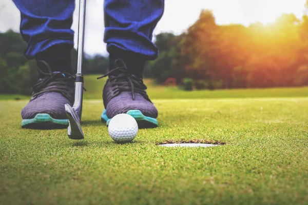 Golfbälle Und Golfschläger Auf Grünem Gras — Stockfoto