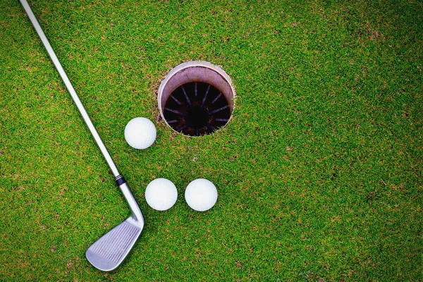 Golfbälle Und Golfschläger Auf Grünem Rasen — Stockfoto