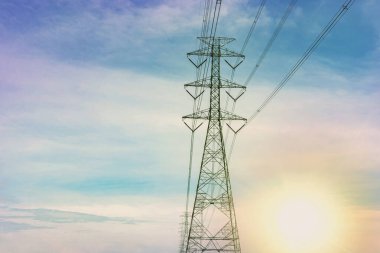 Elektrik direkleri ve yüksek voltaj kabloları toplumlara ve sanayi tesislerine açık alanlarda elektrik sağlıyor..