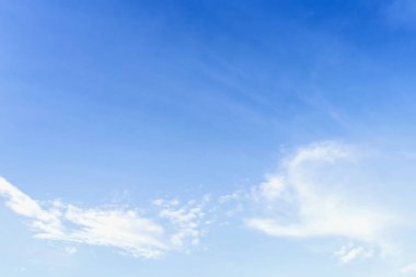 Gökyüzü bulutlarla mavidir, doğası gereği güzeldir..