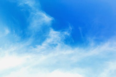 Gökyüzü bulutlarla mavidir, doğası gereği güzeldir..