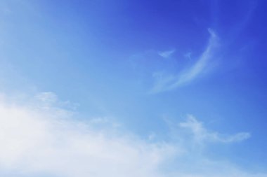 Gökyüzü güzel bulutlarla mavidir.