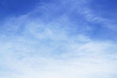 Gökyüzü güzel bulutlarla mavidir.