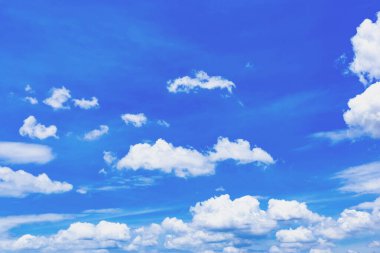 Gökyüzü bulutlarla mavi.