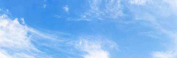 Небо Блакитне Хмарами — стокове фото