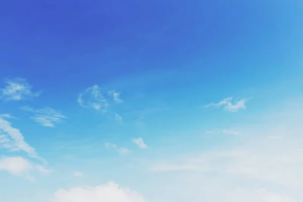 Небо Блакитне Красивими Хмарами — стокове фото