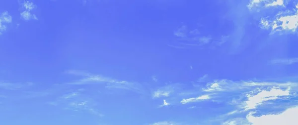 Небо Блакитне Хмарами — стокове фото